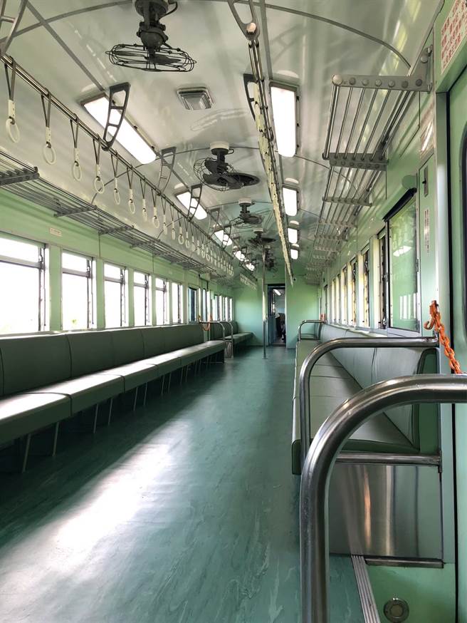 蓝皮解忧号车厢内照片。(台铁提供／简立欣台北传真)