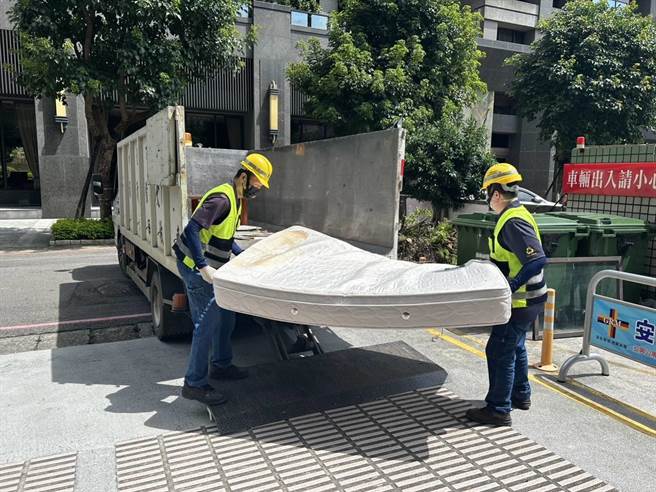 桃园市环保局统计，巨大家具平均每周高达2000件申请案，巨大废家具清运申请系统15日开放全市使用。（桃园市环保局提供／陈梦茹桃园传真）