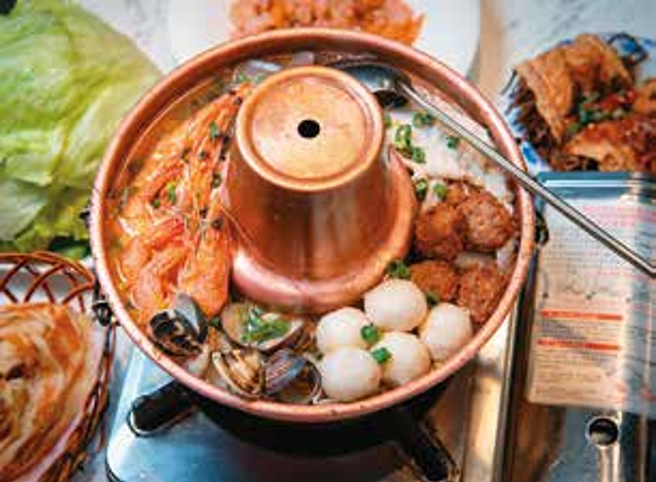 店内招牌「东北酸菜白肉火锅」汤头清爽酸香。（摄影／李智为）　