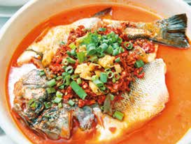 「剁椒鱼头」鱼肉鲜美，自制的发酵剁椒使辣味更富层次。（摄影／李智为）