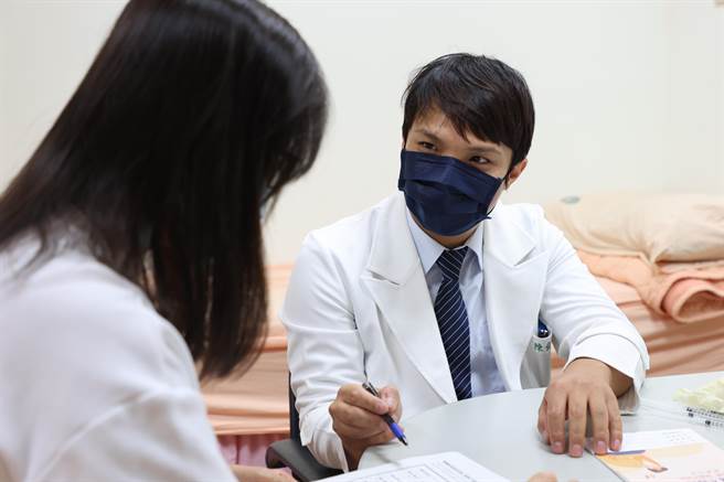 医师陈俞名表示，肉毒杆菌是使用歷史悠久的一种药物，能应用在许多适应症。（慈济医院提供／王志伟花莲传真）