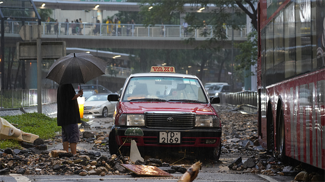 香港暴雨多區水浸進入特區政府宣布極端情況停班停課。8日上午香港島柴灣地鐵站附近路面出現泥濘積水，有車輛受損停駛。（中新社）