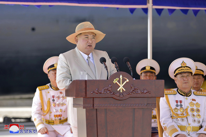 北韩领导人金正恩（Kim Jong Un）6日出席下水仪式。他表示，海军配备核子武器是紧要任务，并承诺会向海军移交更多配备战术核武的潜舰和舰艇。(图/美联社)