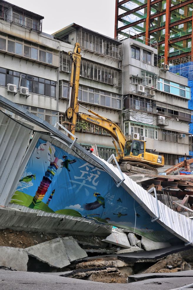 台北市大直街94巷弄内民宅因工地施工严重倾斜。（杜宜谙摄）