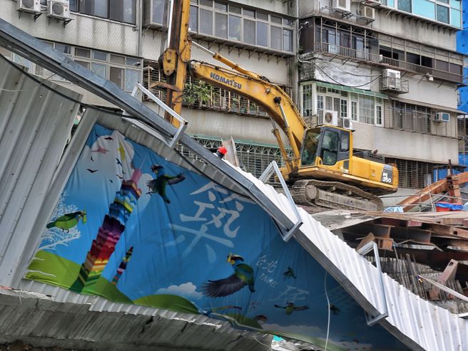 基泰大直7日晚间发生房屋倾斜、陷落的灾情。(杜宜谙摄)