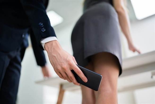 偷拍辣妹臀腿瞎扯「盲拍」摄影流派非性骚扰（示意图，达志影像）