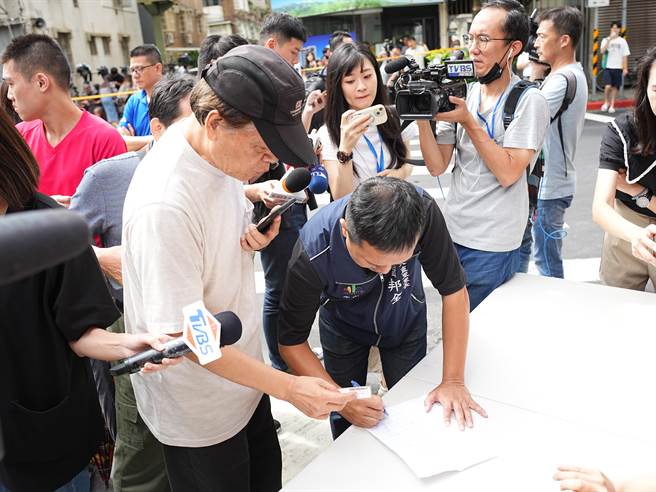 受灾居民登记身分资料。(黄敬文摄)