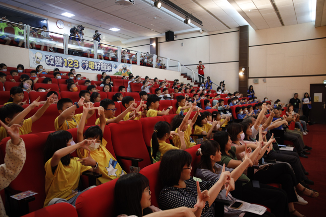 冒险打怪剧场全台开演，台电节能走进国小校园。（图／台电提供）