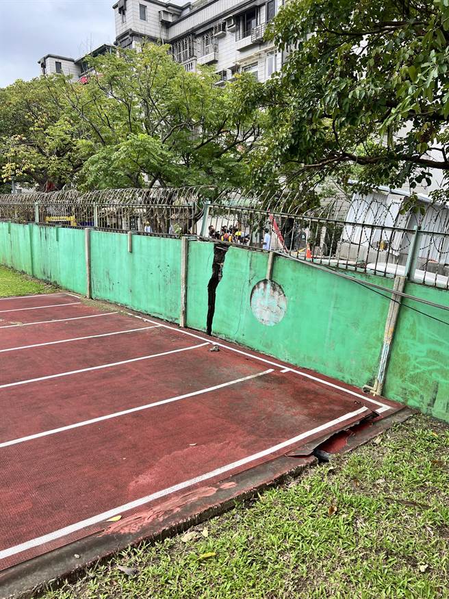 中山区大直街民宅因施工塌陷，道明外侨学校围墙也出现裂缝。（北市教育局提供）