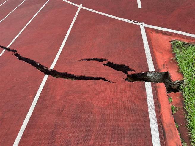 道明外侨学校操场跑道龟裂受损。（北市教育局提供）