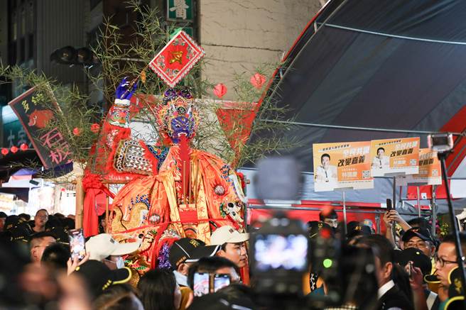 民雄大士爷今凌晨火化升天，嘉义县山区立委参选人林国庆6张手举板一路随行引发争议。（吕妍庭摄）