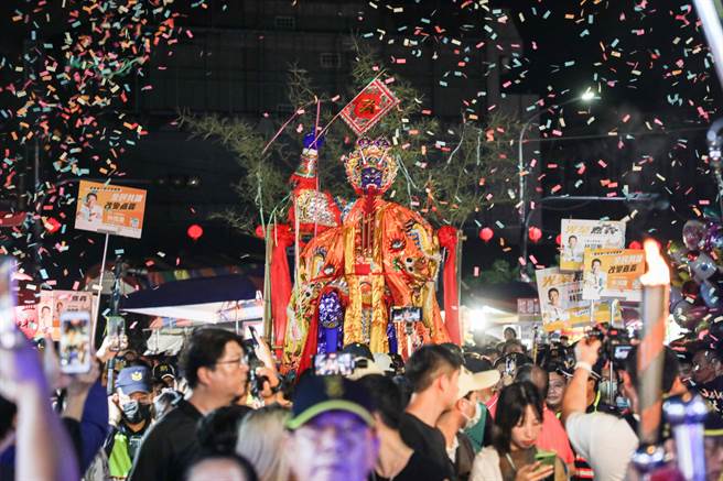 民雄大士爷今凌晨火化升天，嘉义县山区立委参选人林国庆6张手举板一路随行引发争议。（吕妍庭摄）
