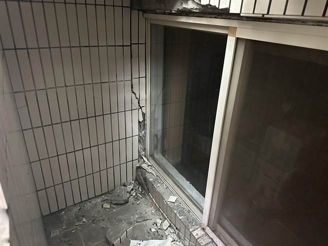 大直民宅在塌陷前几天，早就出现墙壁龟裂漏水、磁砖掉落等现象。不过当地民眾指出，基泰建设都仅消极处理，针对渗水的墙面「补补水泥、抓抓漏」。（陈怡君办公室提供／丁上程台北传真）