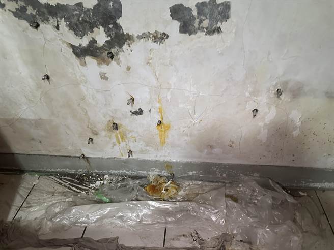 大直民宅在塌陷前几天，早就出现墙壁龟裂漏水、磁砖掉落等现象。不过当地民眾指出，基泰建设都仅消极处理，针对渗水的墙面「补补水泥、抓抓漏」。（陈怡君办公室提供／丁上程台北传真）