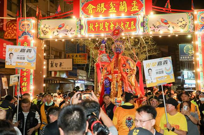 民雄大士爷今凌晨火化升天，嘉义县山区立委参选人林国庆6张手举板一路随行引发争议。（吕妍庭摄）