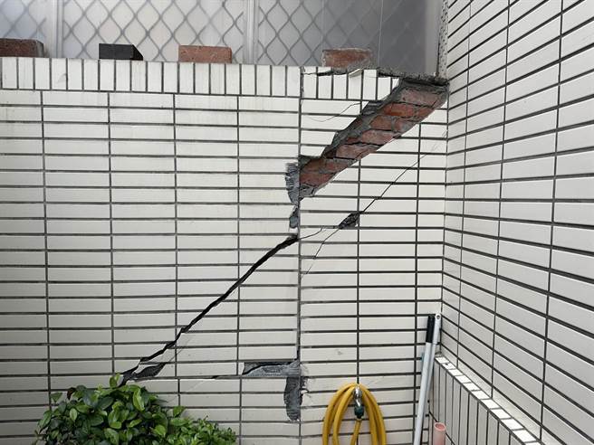 大直民宅在塌陷前几天，早就出现墙壁龟裂漏水、磁砖掉落等现象。不过当地民眾指出，基泰建设都仅消极处理，针对渗水的墙面「补补水泥、抓抓漏」。（陈怡君办公室提供／丁上程台北传真）