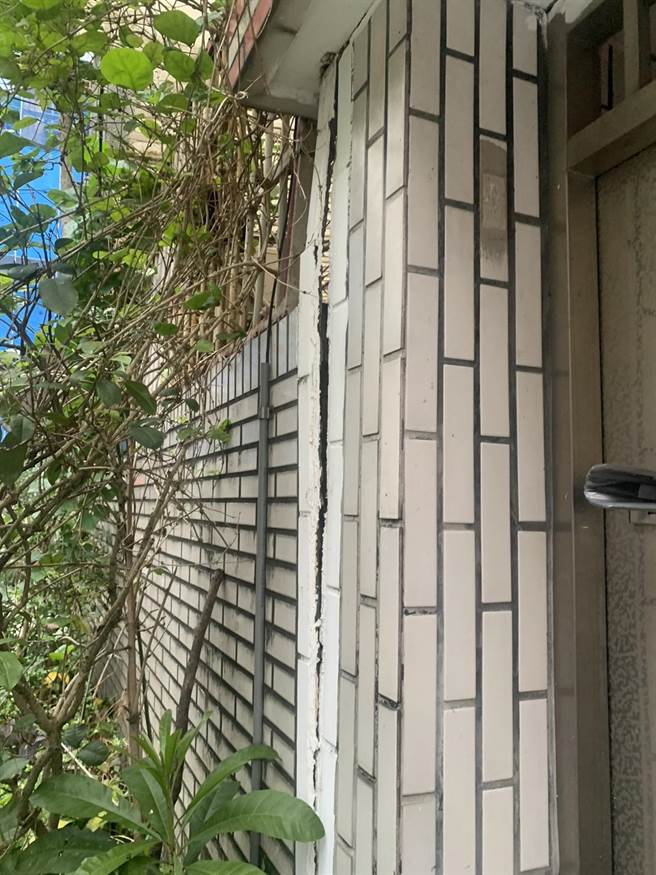 大直民宅在塌陷前几天，早就出现墙壁龟裂漏水、磁砖掉落等现象。不过当地民眾指出，基泰建设都仅消极处理，针对渗水的墙面「补补水泥、抓抓漏」。（陈怡君办公室提供／丁上程台北传真）