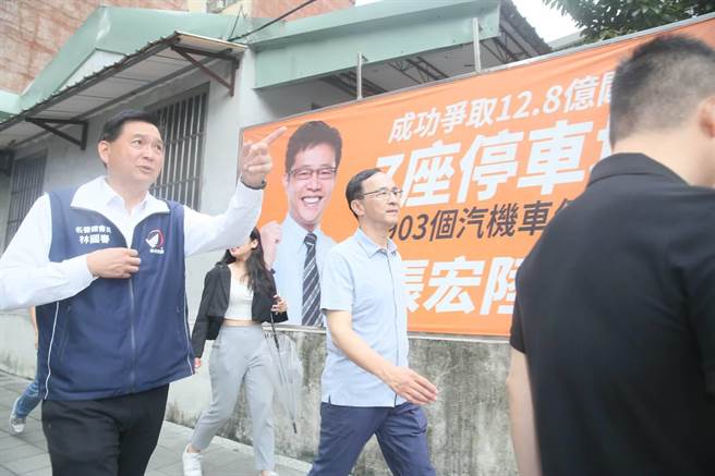 国民党主席朱立伦今早赴板桥慈惠宫参香，他沿途向民眾问好，替立委参选人林国春拉票。（张铠乙摄）