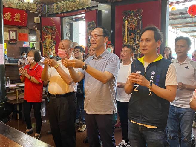 国民党主席朱立伦今早赴浮洲福德宫参香，他祈求国泰民安，并替立委参选人叶元之拉票。（高钧麟摄）