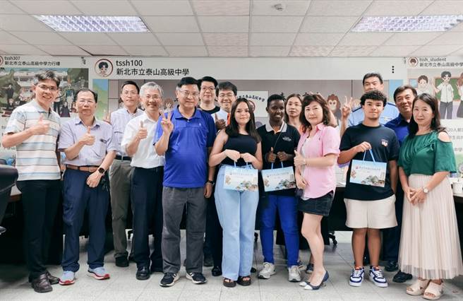 泰山高中的国际交换生相见欢活动中，学校致赠三位来自巴西和乌干达的交换生校庆纪念T恤及印有学校LOGO的专属保温杯。（新北市教育局提供）