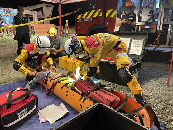 高雄特搜队通过国家特种搜救队伍中型认证考核。（翻摄照片／洪靖宜高雄传真）