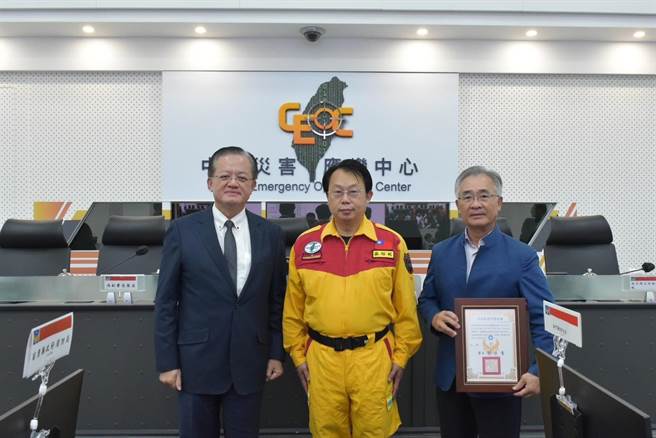 高雄特搜队获国际搜救队伍证书及标章。（翻摄照片／洪靖宜高雄传真）