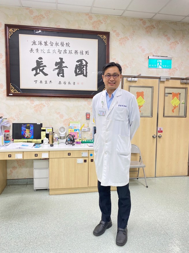 莊睿样醫師指出，「長青園」是鹿港地區最早設立的失智服務據點。（孫英哲攝）