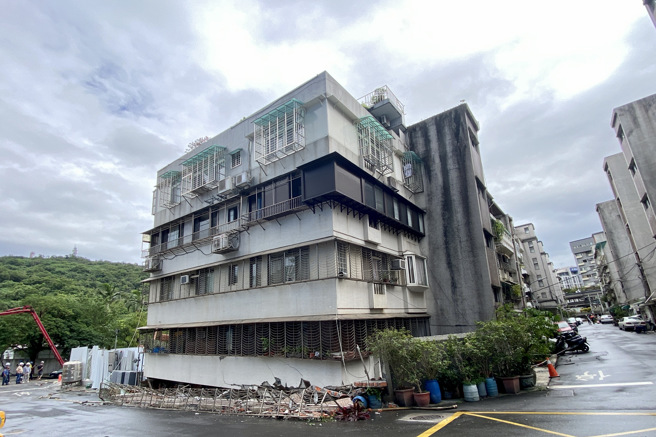台北市大直街公寓下陷，网友好奇是否与「土壤液化」有关。（郭吉铨摄）