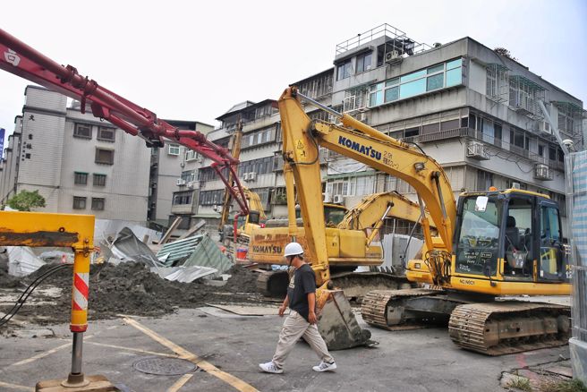 台北市大直街94巷弄內民宅因工地施工嚴重傾斜，市長蔣萬安8日表示，已調車灌漿穩定狀況，不希望再有傾斜或下陷。（杜宜諳攝）