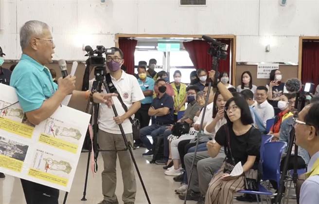 彰化市延和里长王胜和（左一）反对火葬场盖在彰化殡仪馆后方。（民眾提供／孙英哲彰化传真）