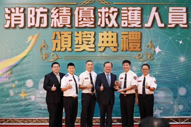 消防署办理的全国消防绩优救护评鑑8日颁奖，新竹县政府消防局今年再度获得象徵第1名的金质奖肯定。（竹县消防局提供／邱立雅竹县传真）