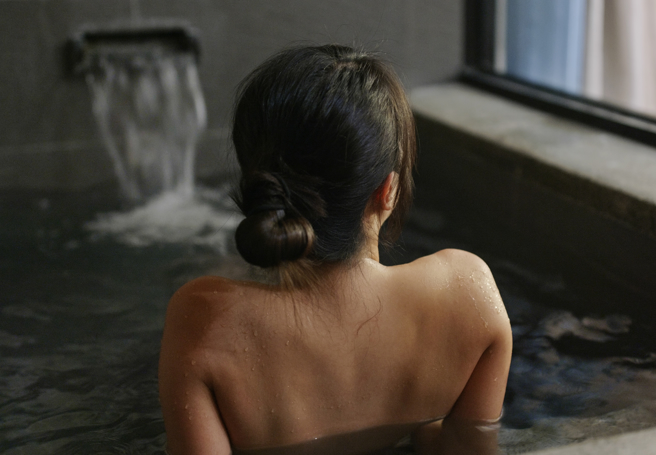 古人洗澡非常講究，擦拭身體的毛巾需分上下身，達官貴族視洗浴為私密事，禁止夫妻共浴的行為。(示意圖/達志影像)