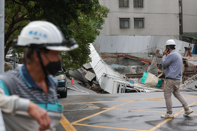 台北市中山区大直街连栋民宅7日晚间疑因一旁兴建工地施工未灌水，造成民宅倾斜龟裂进而下陷，为防灾情扩大，8日现场工程单位持续灌浆稳定状况。（郭吉铨摄）