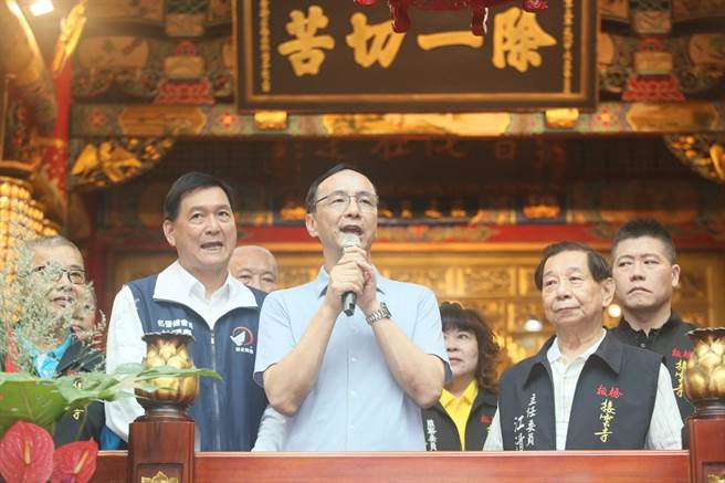 国民党主席朱立伦今早赴板桥慈惠宫参香，他表示未来有机会可与柯讨论公共政策。（张铠乙摄）