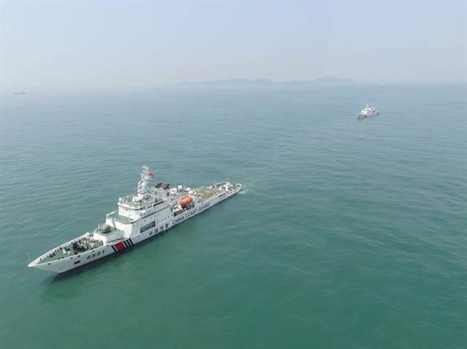 圖為中國海警艦艇編隊開展漁業執法巡航。（摘自中新社）