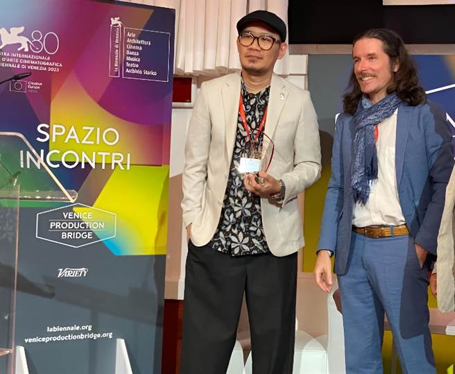 导演张吉安（左起）威尼斯与「电影艺术奖」评审团主席纳尔丁合影。（海鹏影业提供）