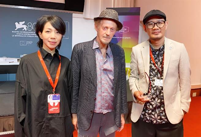 導演張吉安（右起）、費里尼御用編劇卡瓦佐尼、萬芳出席威尼斯影展「電影藝術獎」頒獎典禮。（海鵬影業提供）