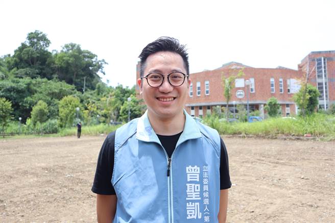 阳明交大建筑研究所毕业现任助理教授的曾圣凯撰文分析水管如何藏现金。（邱立雅摄）