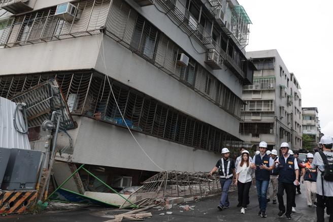 台北市中山区大直街连栋民宅7日晚间疑因一旁兴建工地施工未灌水，造成民宅倾斜龟裂进而下陷，为防灾情扩大，8日现场工程单位持续灌浆稳定状况。（郭吉铨摄）