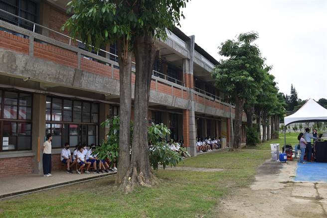 苗栗县铜锣乡文林国中校舍老旧，已拆除其中3栋改建新校舍，剩北侧校舍供学生上课使用。（谢明俊摄）