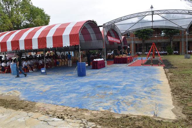 苗栗县铜锣乡文林国中校舍老旧，已拆除其中3栋改建新校舍，剩北侧校舍供学生上课使用。（谢明俊摄）