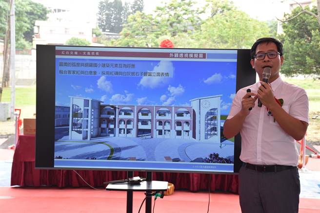 建筑师说明新校舍的设计规画理念。（谢明俊摄）