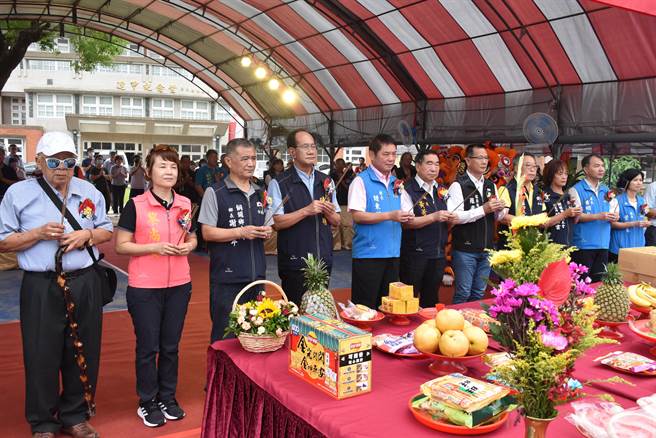 苗栗县铜锣乡文林国中旧校舍改建工程，由县长锺东锦主持祈福仪式。（谢明俊摄）