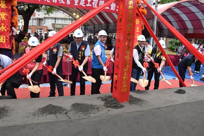 苗栗县铜锣乡文林国中旧校舍改建工程，由县长锺东锦主持动土仪式。（谢明俊摄）