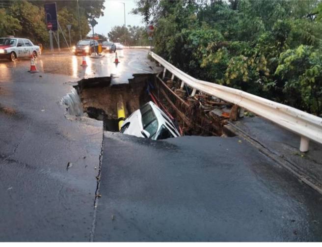 廖家仪晒出道路因雨势过大坍方的灾情照。（图／廖家仪的粉丝团脸书）