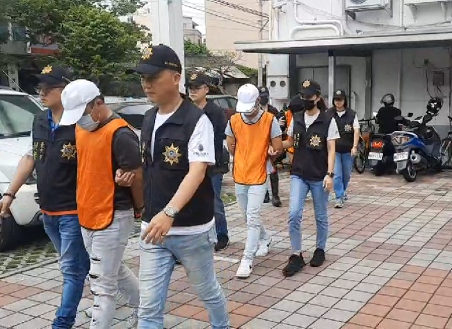 警方获报立刻查出行凶及斗殴份子身分，5小时内就将6人逮捕到案，并起出凶刀，全案讯后移送检方侦办。(戴志扬翻摄)