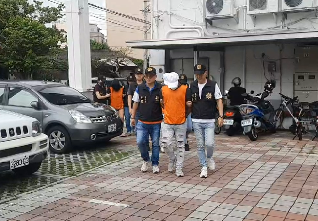 警方获报立刻查出行凶及斗殴份子身分，5小时内就将6人逮捕到案，并起出凶刀，全案讯后移送检方侦办。(戴志扬翻摄)