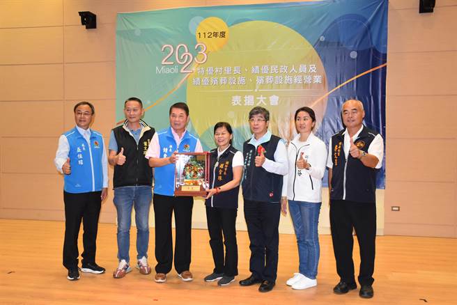 苗栗县长锺东锦8日表扬优良殡葬园区，头份市生命纪念馆获得特优。（谢明俊摄）