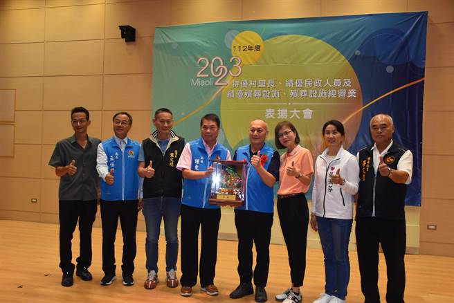 苗栗县长锺东锦8日表扬优良殡葬园区，造桥乡生命园区获得特优。（谢明俊摄）