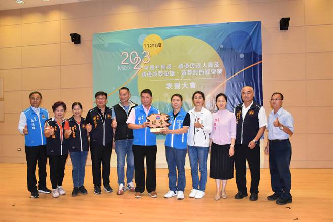 苗栗县长锺东锦8日表扬优良殡葬园区，苗栗市生命纪念园区获得甲等。（谢明俊摄）